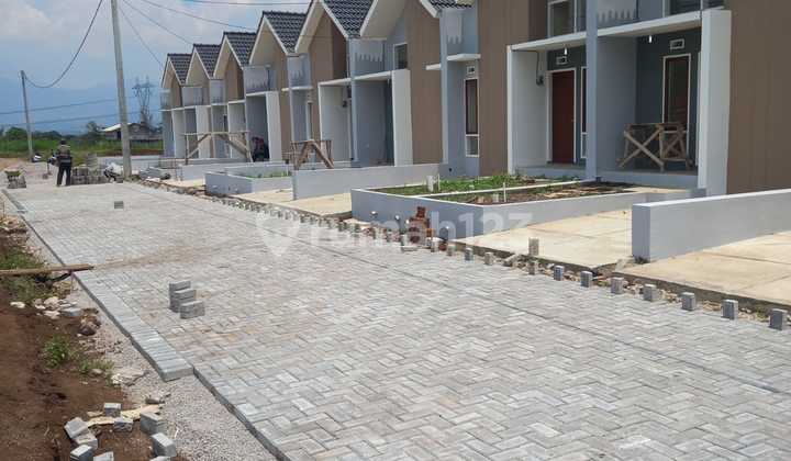 Modern Minimalist House Without Down Payment! 100m From Parakanmuncang Street Modern Minimalist House Without Down Payment! 100m From Parakanmuncang Street