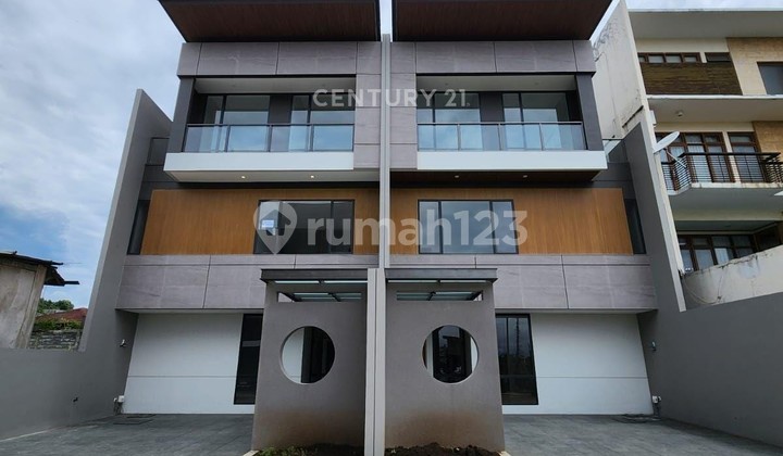 Rumah Baru Ada Kolam Renang di Setra Duta Bandung Rumah Baru Ada Kolam Renang di Setra Duta Bandung