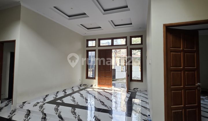 2-Storey House, 5 Bedrooms. West Pejaten 2