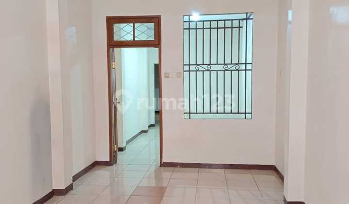 Disewa Rumah Asri  Di Jl Tebet Timur, Jakarta Selatan 