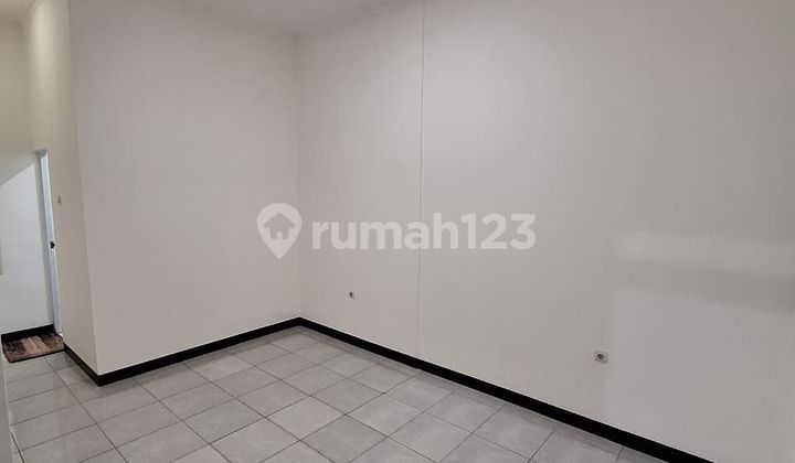 Good House Spacious Main Room 3 Tiger Statues Ready to Occupy