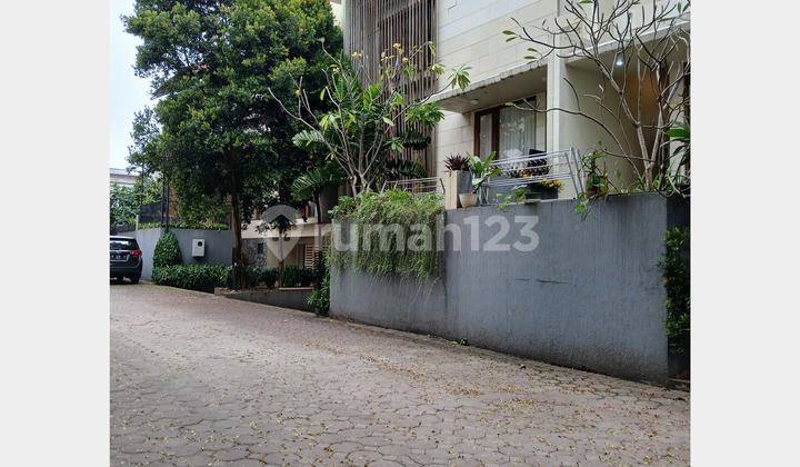 Rumah Modern 3 Lantai Semi Furnished Siap Huni di Kemang Rumah Modern 3 Lantai Semi Furnished Siap Huni di Kemang