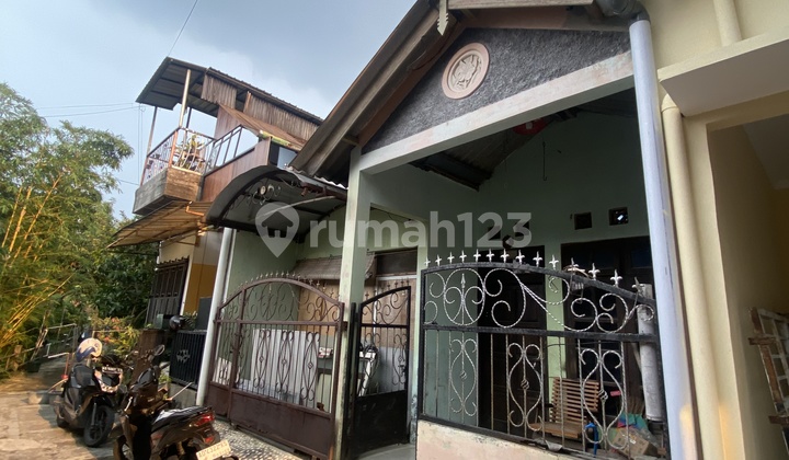 Residential House Close to Various Public Facilities 1