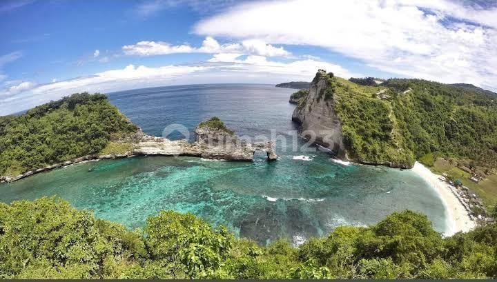 Tanah Tebing di Atas Pantai Atuh, Nusa Penida Tanah Tebing di Atas Pantai Atuh, Nusa Penida
