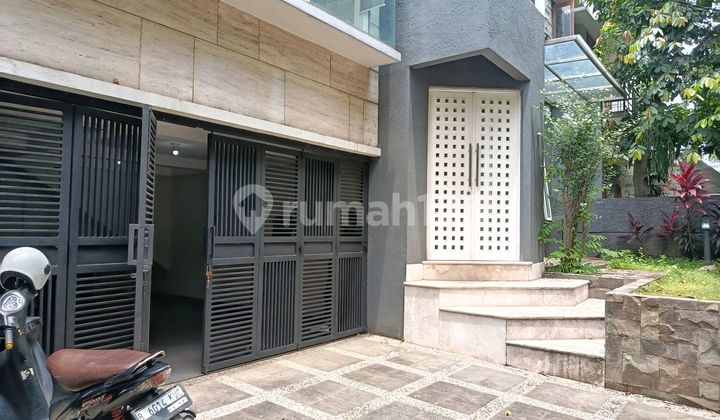 Antasari Modern House with Indoor Pool