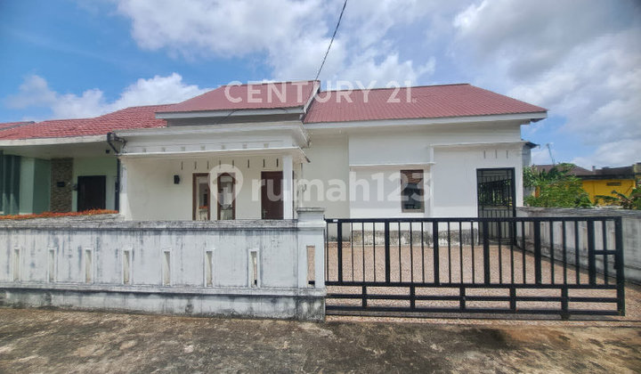 Ready-to-Occupy House on Parit Bugis Street, 10 Minutes to Supadio Airport