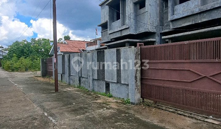 Rumah 2 Lt Pondasi Beton Jl Seram Pontianak  2