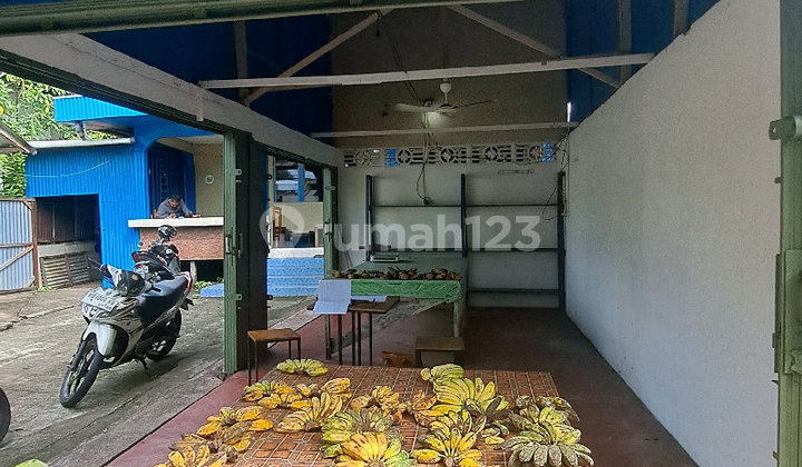 Kios by the Roadside of Karna Sosial Street, South Pontianak