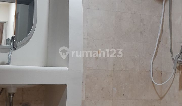 Disewakan Apartemen Cosmo Mansion 3br Dengan View Perkotaan 2
