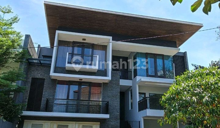 For Rent: Beautiful Luxurious 3-Story House in a Strategic Area Near Gwalk Citraland, West Surabaya