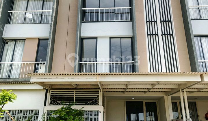 Disewakan Rumah 3 Lantai Royal Residence Surabaya Barat