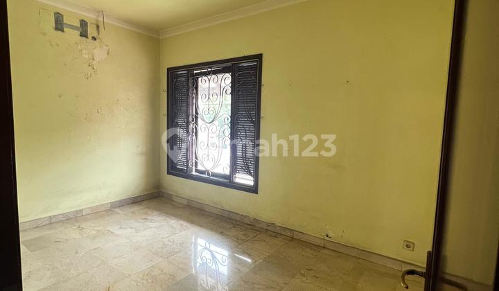 For Rent Affordable 2-Storey Minimalist Unfurnished House Ready to Occupied Near Gwalk at Crystal Golf Citraland Utama West Surabaya. 2