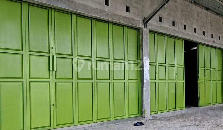 Spacious Warehouse Suitable for Various Storage Needs with Highway Access