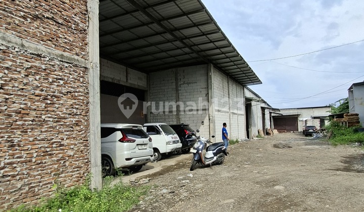 Warehouse Wide Access to Kendal Main Road Can Be Accessed by Trucks