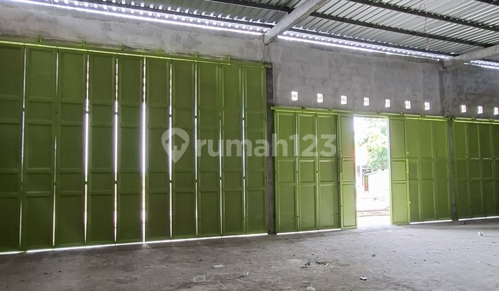 Spacious Warehouse Suitable for Various Storage Needs with Highway Access