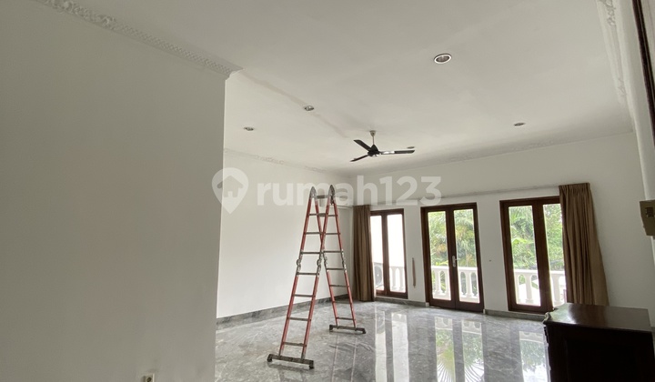 Luxurious 2-Story House with Golf View 2