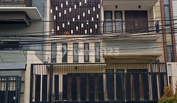 Jual Rumah Jakarta Barat. Rumahnya Bagus. Tinggi Dari Jalan.dekat Kemana-mana.