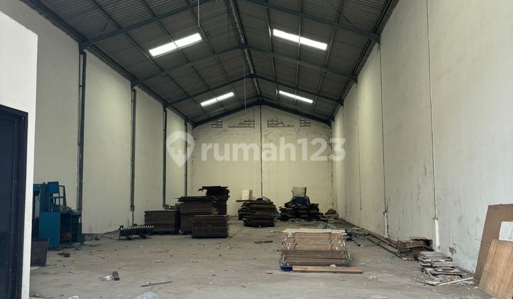 Warehouse, 2 Units Side by Side, Super Strategic Location in Waru Warehouse, 2 Units Side by Side, Super Strategic Location in Waru