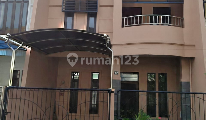 House New Finishing Super Strategic in Wonocolo