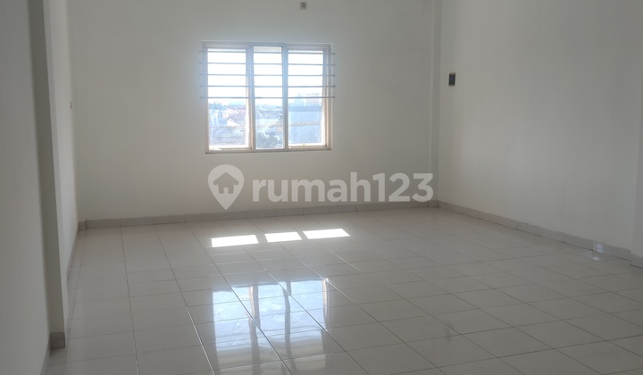 Ready-to-Use 3-Story Shop House, Business Center in Jambangan Ready-to-Use 3-Story Shop House, Business Center in Jambangan