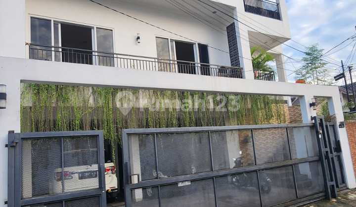 Dijual Rumah Baru 3 Lantai Bergaya Modern Tropis - Posisi Hook Berada di Dalam Komplek (Jatibening) 2