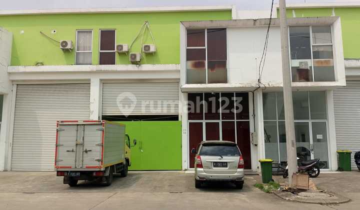 For Sale/Lease Aeropolis Warehouse, Tangerang. Land area: 9x30 (270m2)/ Building area approx. 400m2. Electricity 33,000w. PPJB deed. Sale price: 5.1b negotiable. Lease price: 200 million per year negotiable. Note: Building has been renovated with one additional floor. There is an office on the 2nd floor divided into 3 sections.