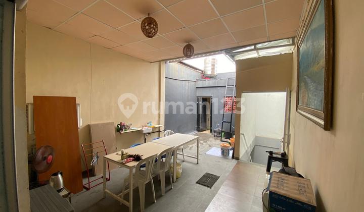 Shop house, in Manyar,