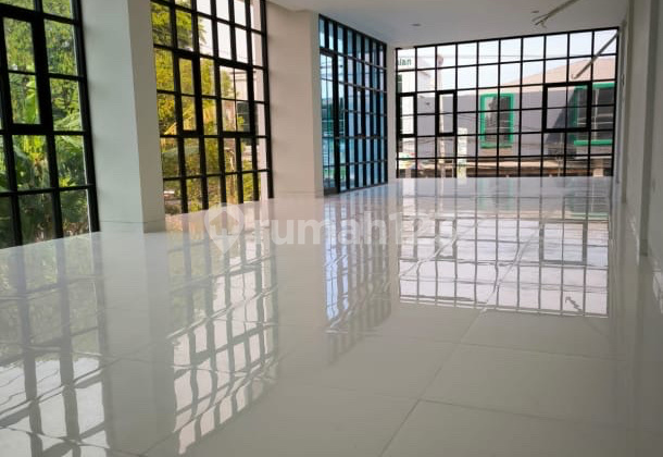 Newly built spacious shophouse near central Surabaya. 2