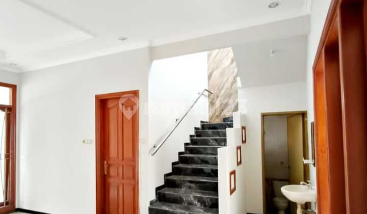 For Rent Ready-to-Occupy House in Dukuh Kupang 2