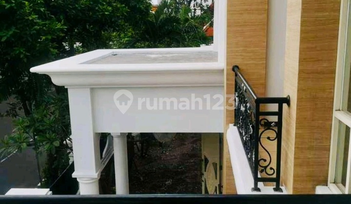 Raya Darmo in front of BCA Darmo 2