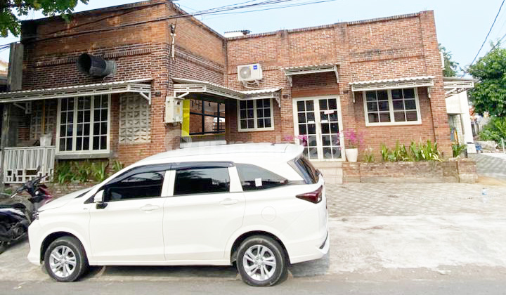 Commercial Building in the Central Indragiri area of Surabaya, super STRATEGIC