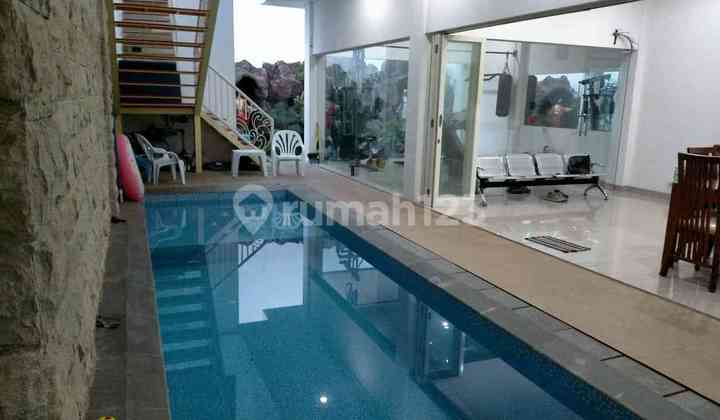 Rumah Petemon Surabaya dengan kolam renang gym Rumah Petemon Surabaya dengan kolam renang gym