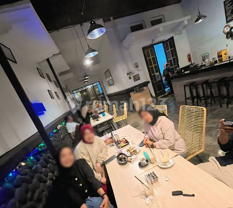 Commercial Business House Cafe Strategic Surabaya Center!