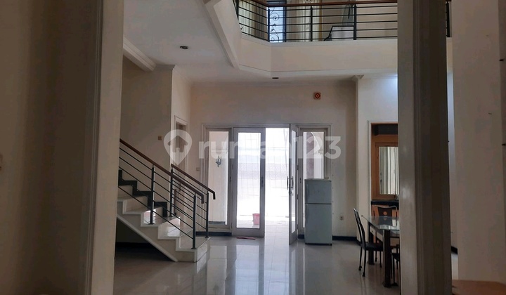 Dharmahusada Minimalist House Near Kertajaya, Manyar 2