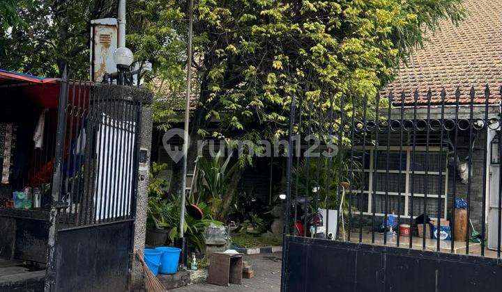 FOR RENT: VINTAGE OLD HOUSE, SUITABLE FOR ALL BUSINESSES, DOWNTOWN SURABAYA