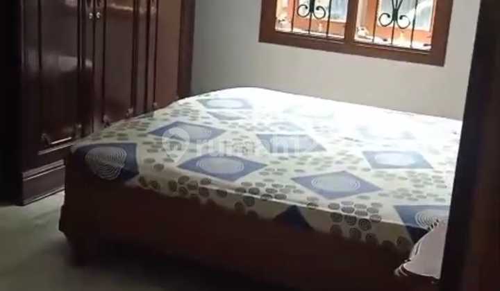 Manyar Tirto House. Near PETRA School. Can be used for boarding. 2