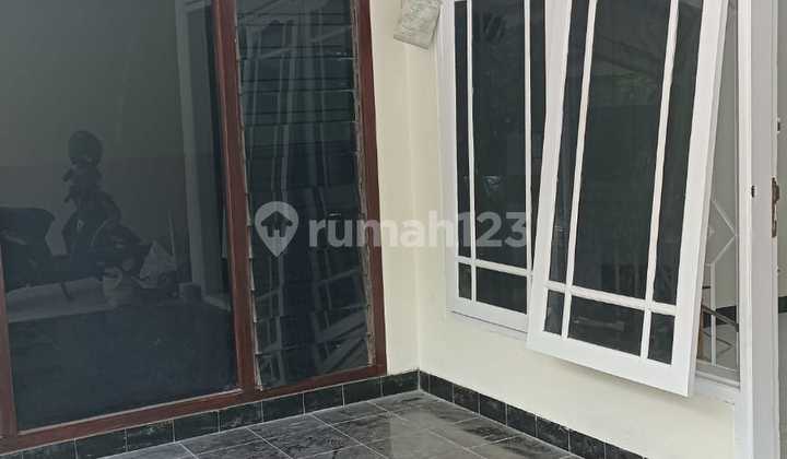 Rumah Taman Pondok Indah. Kawasan tenang. Dekat Pakuwon Mall.