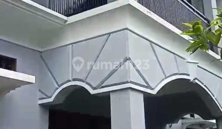 Rumah Manyar Tirto. Dekat Sekolah PETRA. Bisa untuk kost.