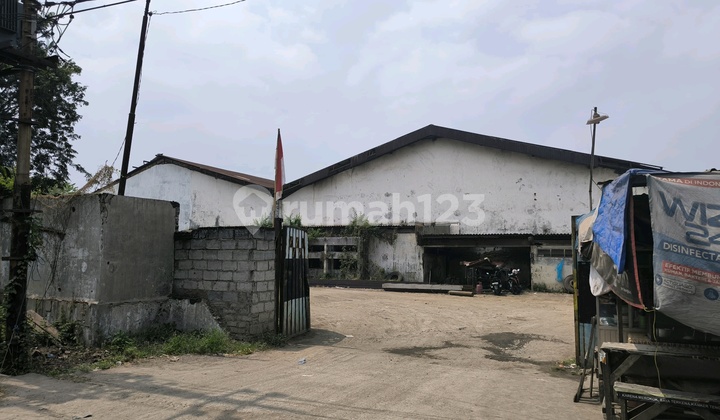 Warehouse on Raya Margomulyo Street