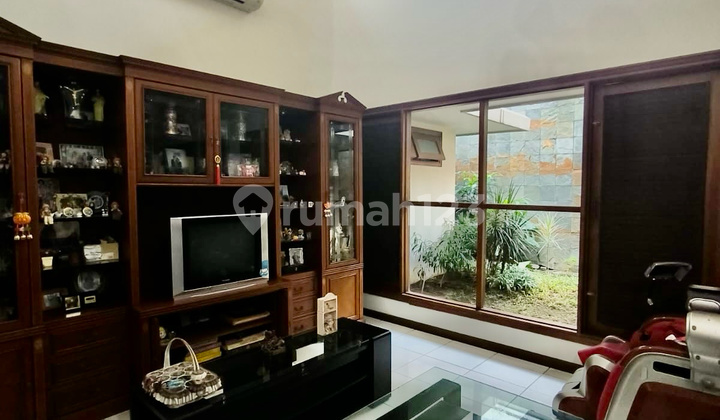 Dijual Rumah Graha Famili Semi Furnish 3Kt Siap Huni Dekat Tol Pakuwon 2