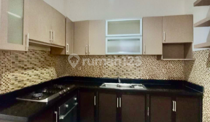 Disewakan Rumah Royal Residence Furnish 2Lt 4Kt 240M2 Dkt Tol Pakuwon 2