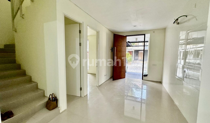 Disewakan Rumah Northwest Park Citraland 3 Lantai Semi Furnish 2 Kamar 2