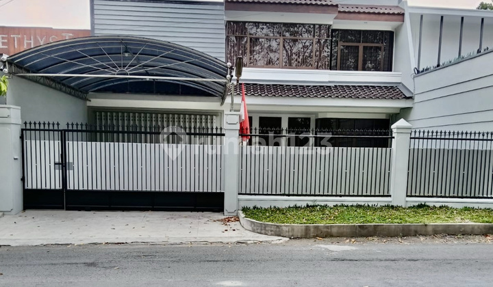 FOR RENT SUKOMANUNGGAL RAYA HOUSE 5 BEDROOMS NEWLY RENOVATED NEAR SATELLIT HIGHWAY