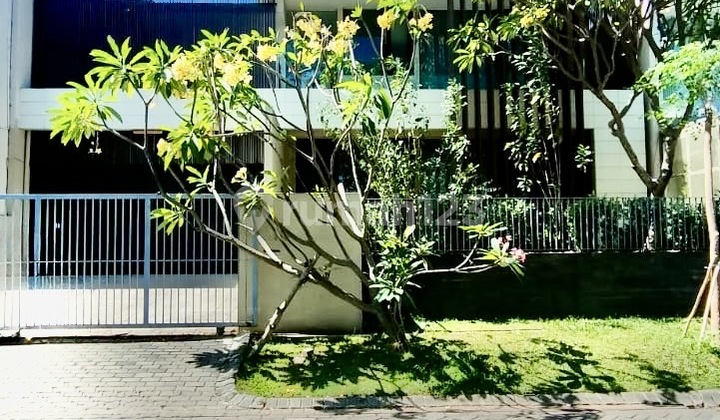 Disewakan Rumah Graha Famili 4Kt Full Furnish Dekat Loop Pakuwon Mall