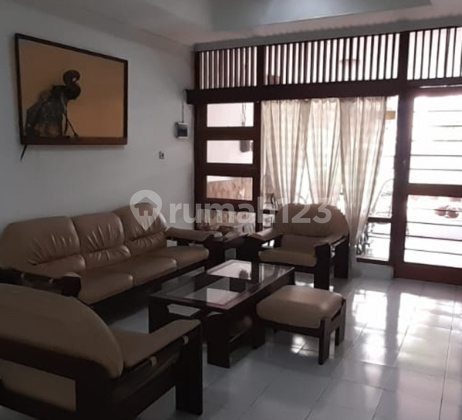 For Sale 2-Story House Central Jakarta Strategic Location