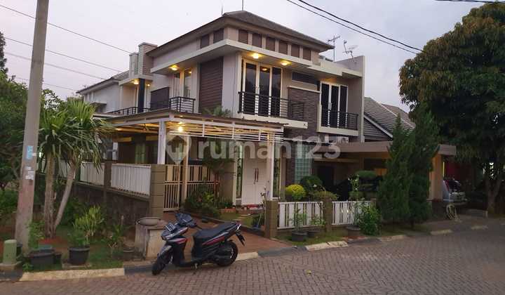 Ready-to-Occupy 2½ Story House in Cibubur Country, Bogor Ready-to-Occupy 2½ Story House in Cibubur Country, Bogor