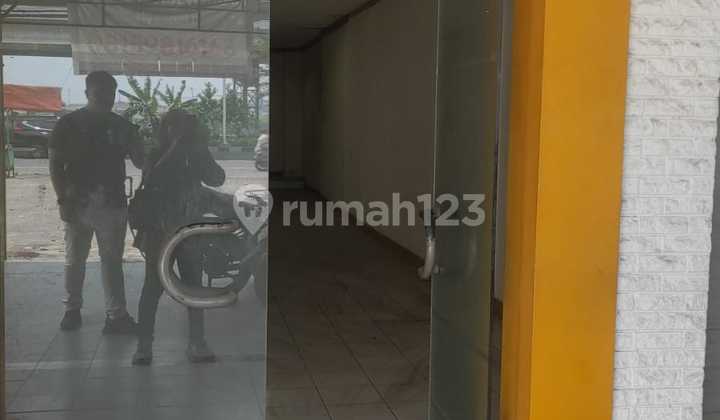 3-Storey Shop House Including Basement Floor with Spacious Parking Lot 2