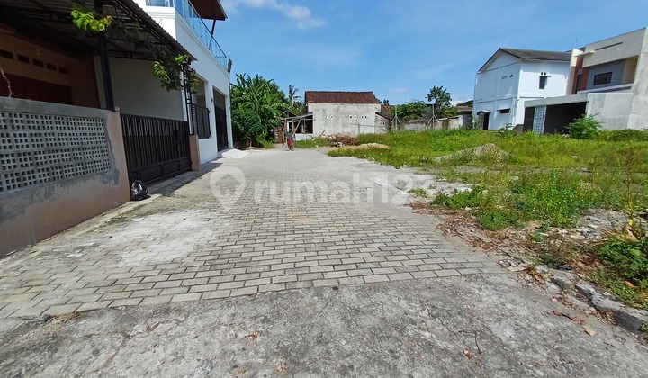 Shmp land in Prambanan near toll access roadside Jogja Solo.