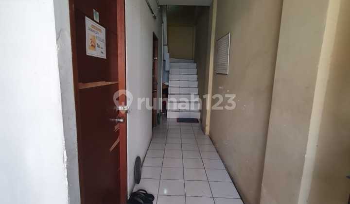 Quick Sale: House/Shop House for Boarding in Central Jakarta - Strategic Location (Negotiable) 2