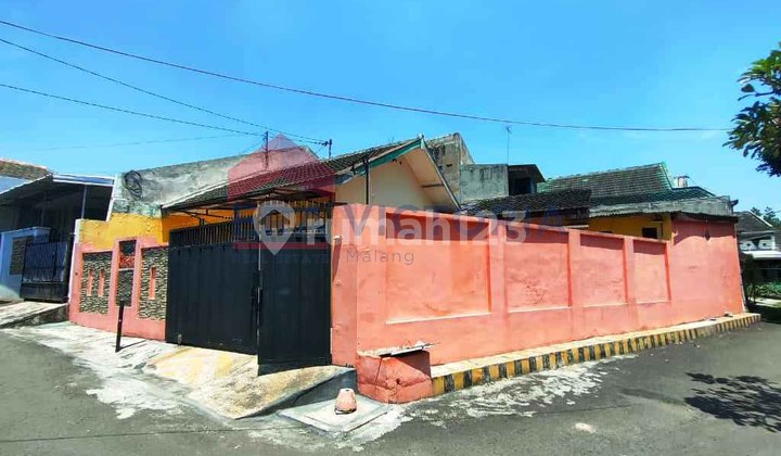 CORNER HOUSE FOR SALE, LOCATED IN A QUIET AND COMFORTABLE AREA